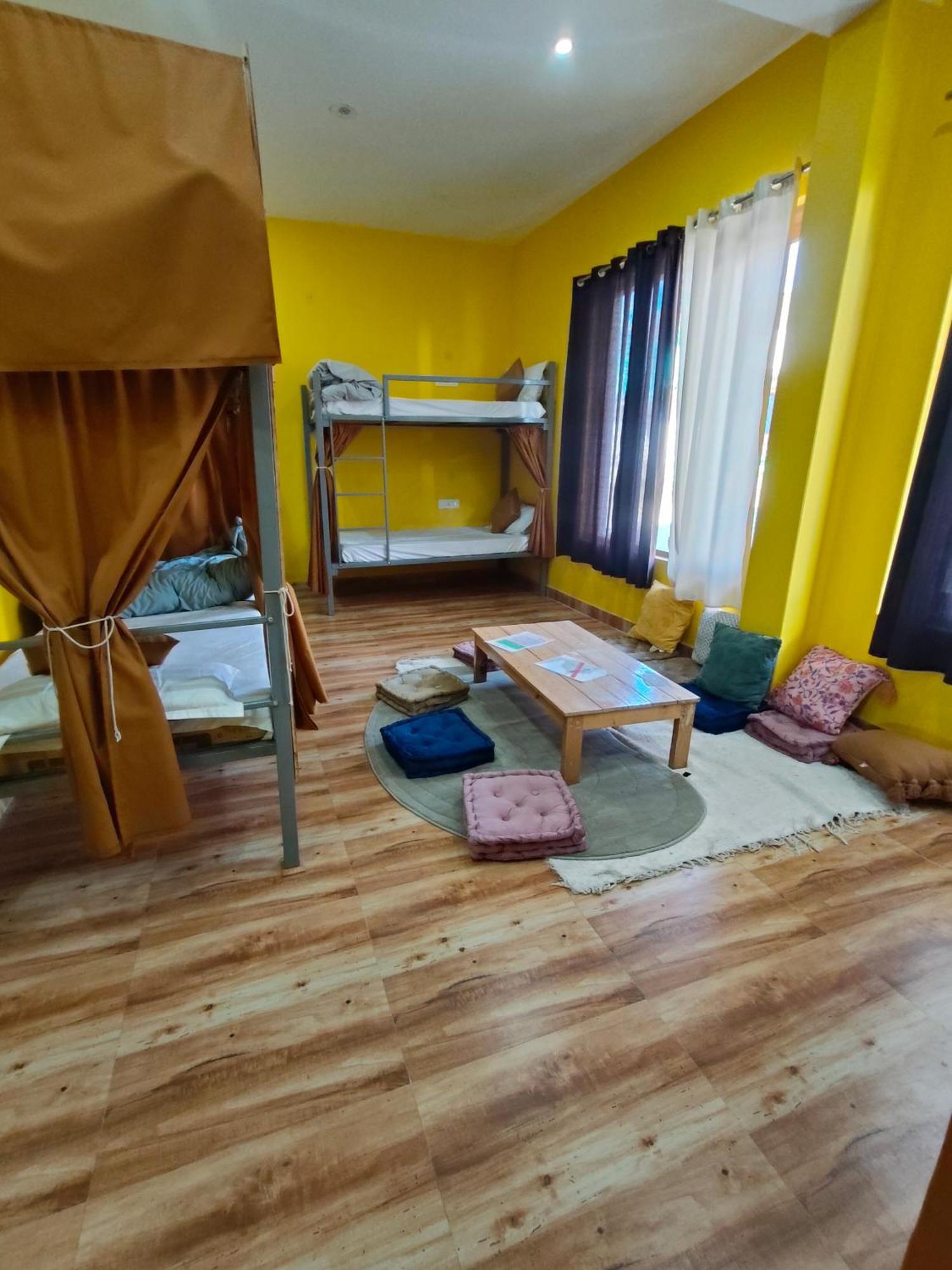 Flyscape Hostel Bir  Exterior photo